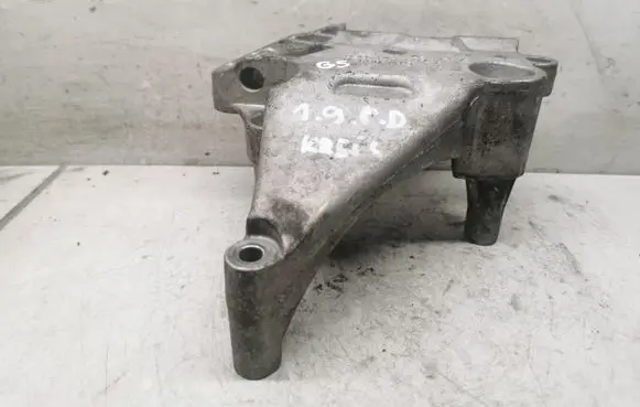 Engine mounting bracket