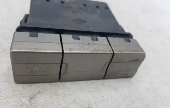 Nissan X-Trail T30 Differential lock switch ABS2