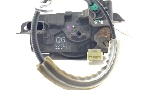Opel Zafira B Front door lock 13210749