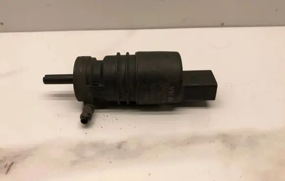 Volkswagen PASSAT B6 Windscreen/windshield washer pump 1K5955651 3122785