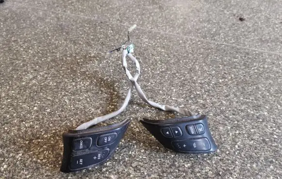 Mazda 5 Steering wheel buttons/switches 153769