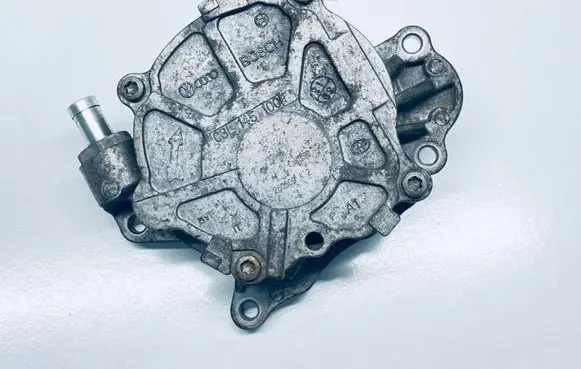 Volkswagen Jetta V Vacuum pump 03L145100F