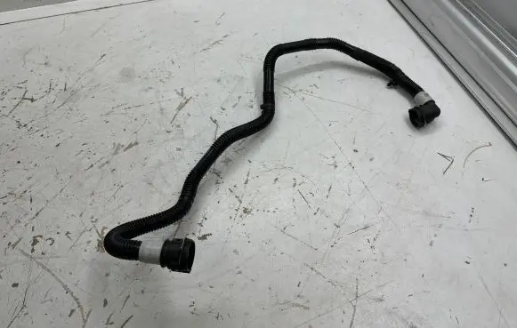 Tesla Model 3 Engine coolant pipe/hose 1077585