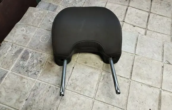 Volvo V50 Front seat headrest 