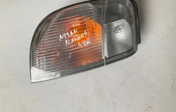 Nissan King Cab, Navara Front indicator light