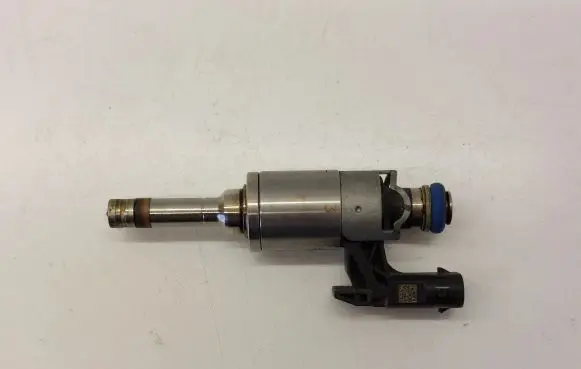 Volkswagen Golf VII Fuel injector 04E133036A