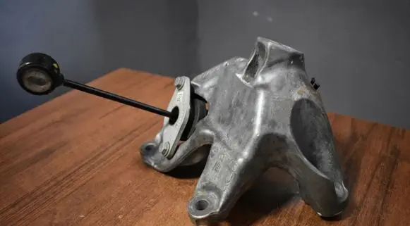 Porsche Cayenne (9Y0 9Y3) Engine mount bracket