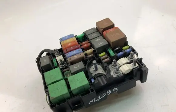 Peugeot Partner Fuse box set 9804848580