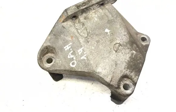 Opel Astra H Engine mounting bracket 90539247 2581