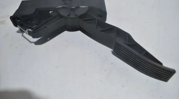 Mercedes-Benz B W245 Accelerator throttle pedal A1693000304