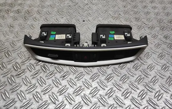 Nissan Qashqai Dash center air vent grill PG05LZ08 30490054C 68750
