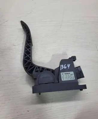 Mercedes-Benz Vito Viano W639 Accelerator throttle pedal A6393000604 0281002561