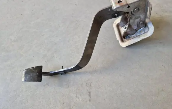 Mitsubishi L200 Clutch pedal MR992549