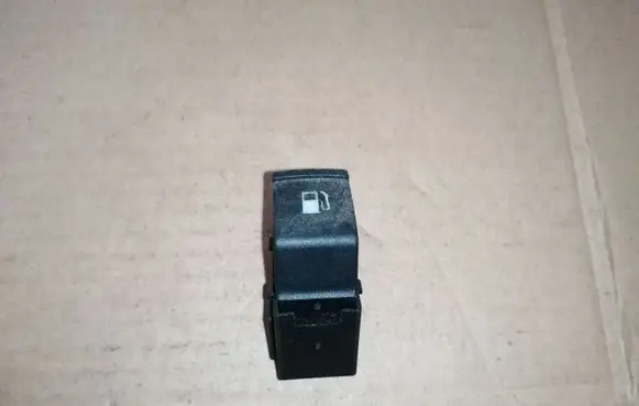 Volkswagen PASSAT B5.5 Fuel tank opening switch 1J0959833A