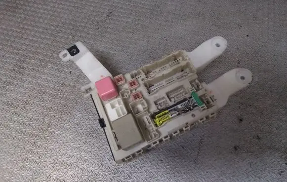 Toyota Auris 150 Fuse module 8273002150A 02118E15