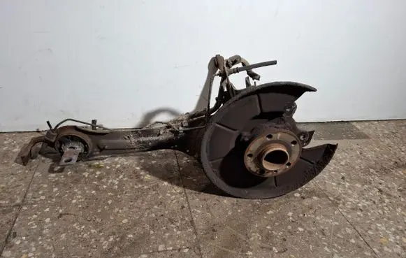 Rear wheel hub spindle/knuckle
