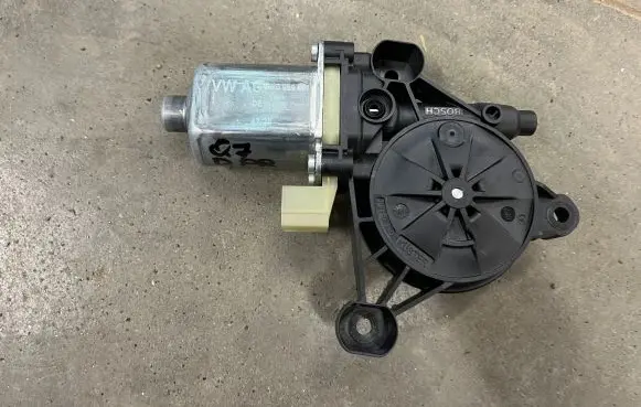 Audi Q7 4M Front door window regulator motor 8W0959801