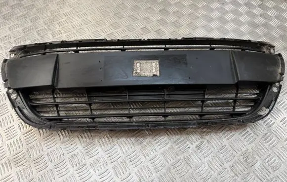 Peugeot 208 I Front bumper upper radiator grill 9810920180