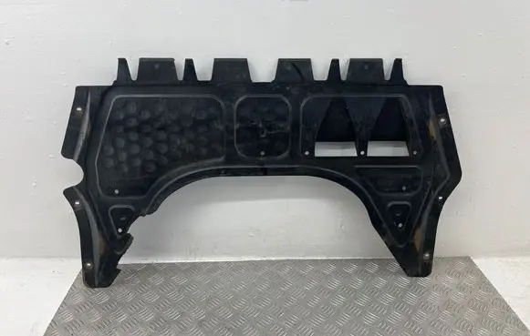 Volkswagen PASSAT B7 Engine splash shield/under tray 3C8825235