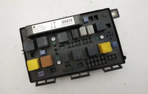 Opel Zafira B Fuse box set GM13250231JZ