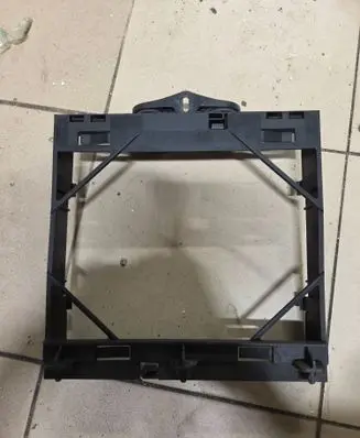 Radiator mount bracket