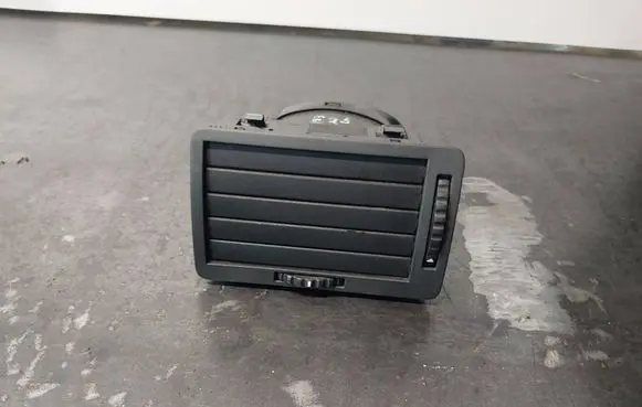 Skoda Octavia Mk1 (1U) Dash center air vent grill 1U1819701