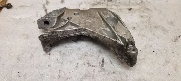 Volkswagen Golf VII Engine mounting bracket 06J199207P