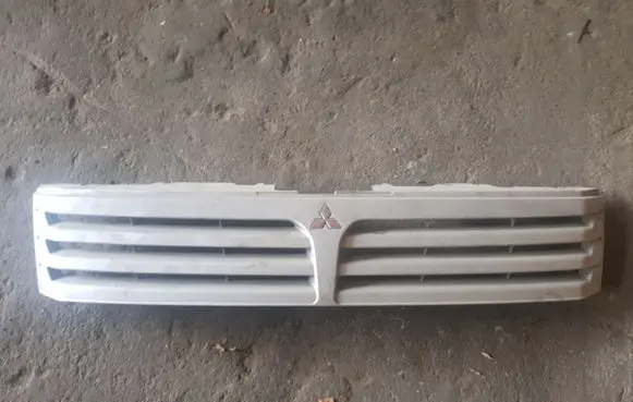 Mitsubishi Space Wagon Front bumper upper radiator grill