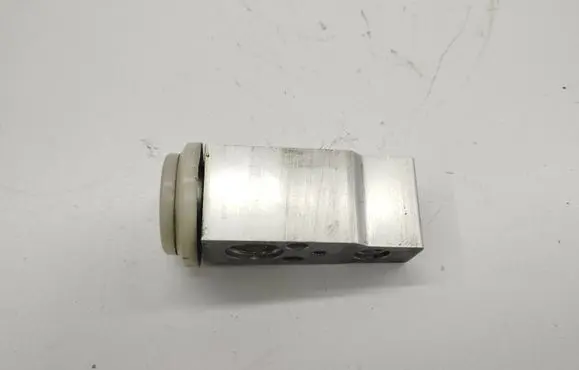 KIA Sorento Air conditioning (A/C) expansion valve 