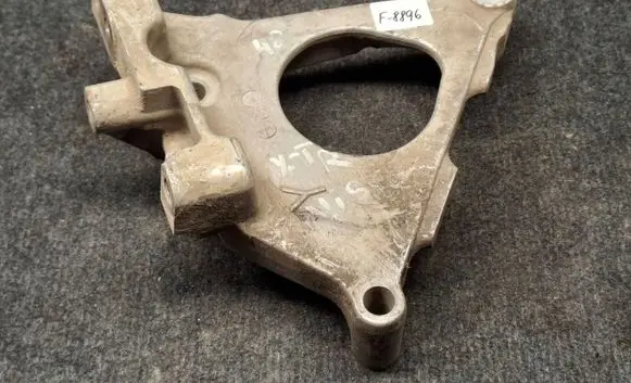 Nissan X-Trail T30 Engine mounting bracket
