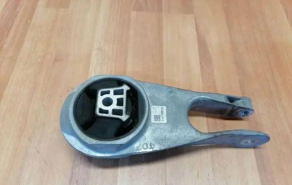 Engine mount bracket