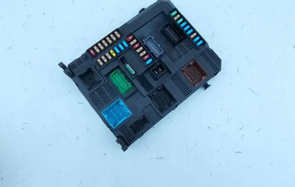 Peugeot 208 Fuse module 9819849680