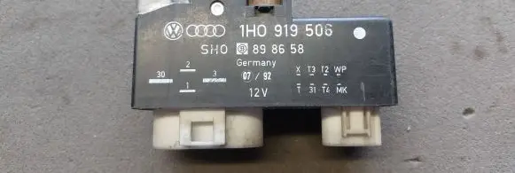 Volkswagen Golf III Coolant fan relay 1H0919506 898658