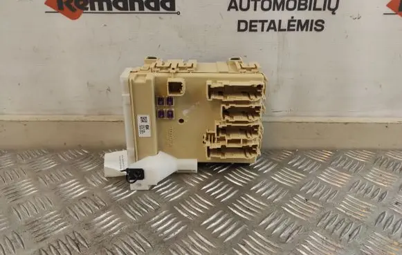 Toyota RAV 4 (XA40) Fuse module 63586798 8273042811