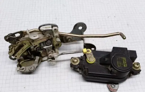 Mitsubishi Lancer Front door lock