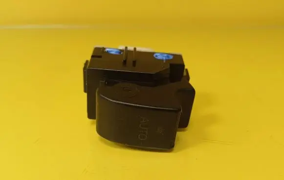 Toyota Avensis T250 Electric window control switch 8481005050 37080A