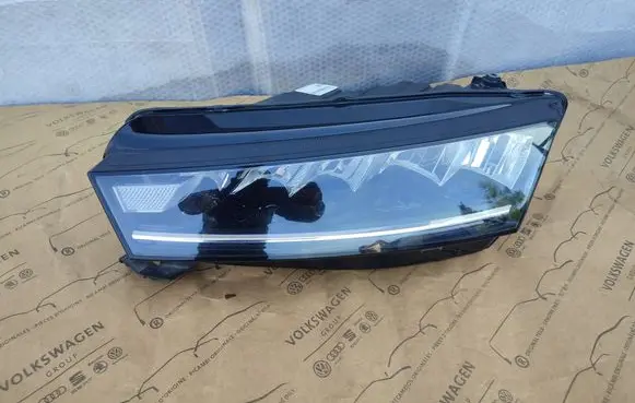 Skoda Octavia Mk4 Headlight/headlamp 5E4941015 0301118231