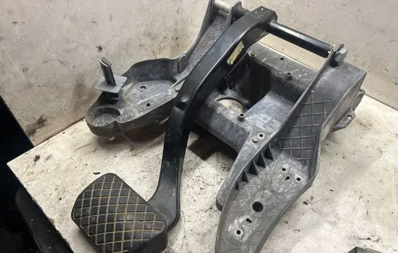 Volkswagen Touareg I Brake pedal 7L0723142B