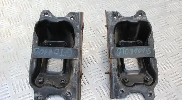 Engine mounting bracket