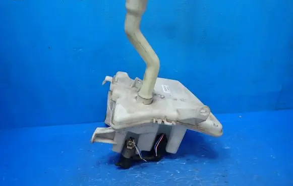 Toyota Auris 150 Windshield washer fluid reservoir/tank 