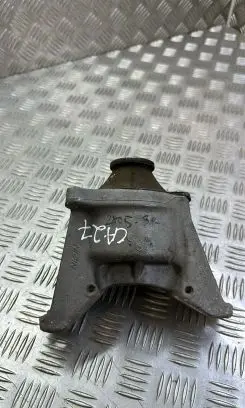 Honda CR-V Engine mount bracket