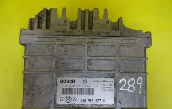 Volkswagen Golf III Engine control unit/module 030906027M 0261203613