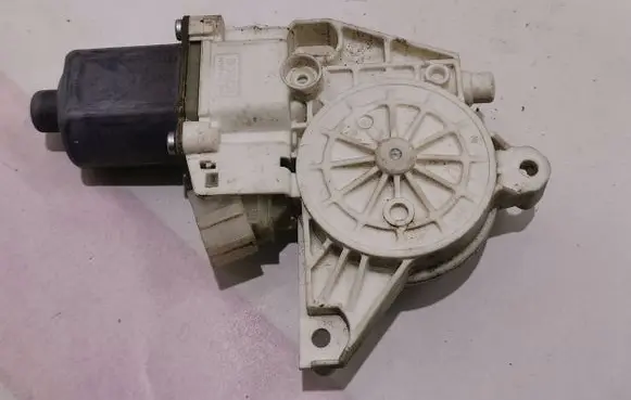 Mercedes-Benz E W212 Front door window regulator motor A2048200142