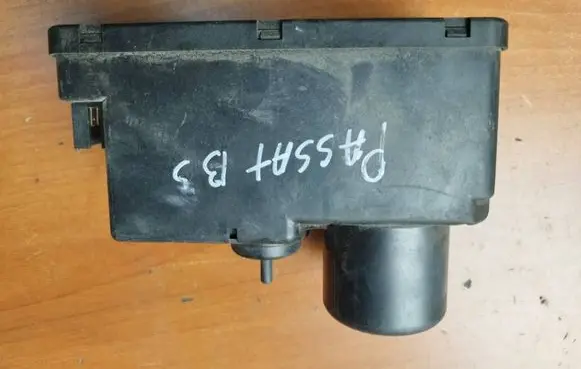 Volkswagen PASSAT B3 Central locking vacuum pump 