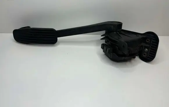 Accelerator throttle pedal
