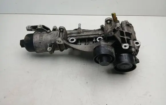 Mercedes-Benz C W205 Oil filter mounting bracket A6261800011 152085078R