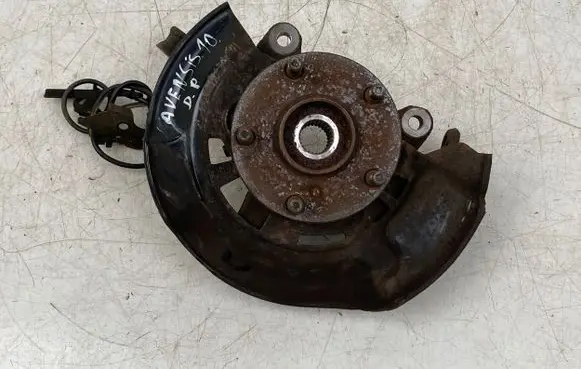 Toyota Avensis T270 Front wheel hub F21R6 091021 B302