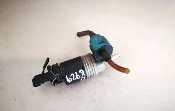 Volkswagen PASSAT B4 Windscreen/windshield washer pump