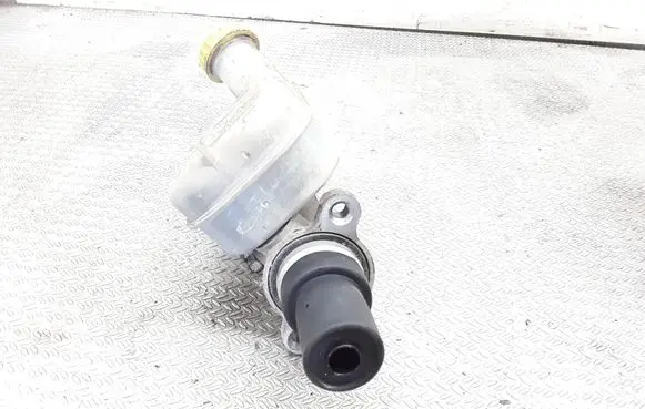 Master brake cylinder
