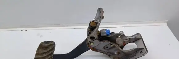 Toyota Land Cruiser (J100) Brake pedal